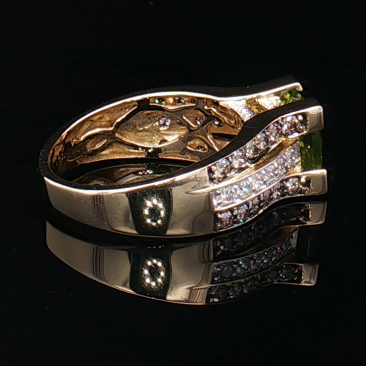 LEVIAN 14K YELLOW GOLD PERIDOT AND DIAMOND RING. ESTATE