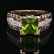 LEVIAN 14K YELLOW GOLD PERIDOT AND DIAMOND RING. ESTATE